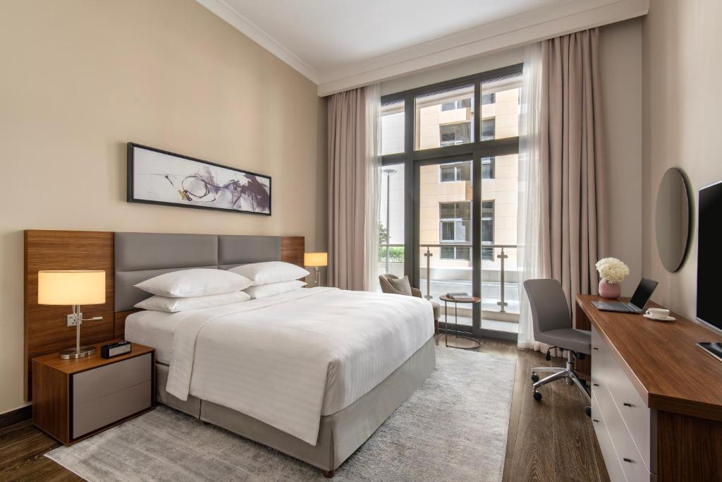 Postel nebo postele na pokoji v ubytování Marriott Executive Apartments Doha, Le Mirage City Walk
