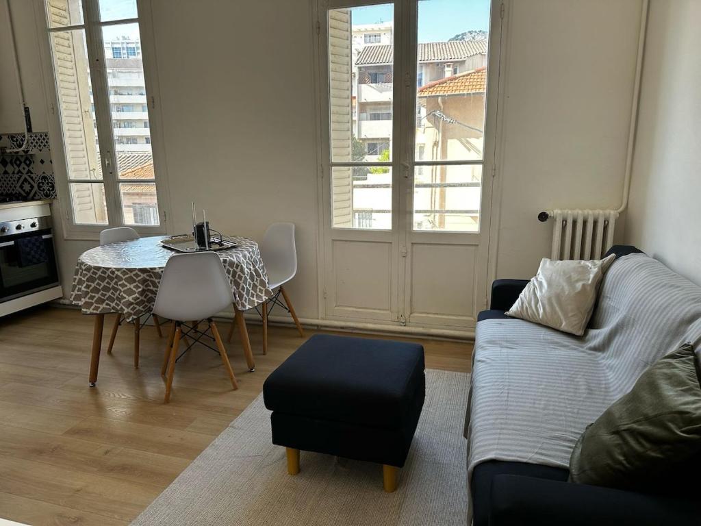 un salon avec un canapé et une table dans l'établissement Nouveau Palais, à Toulon