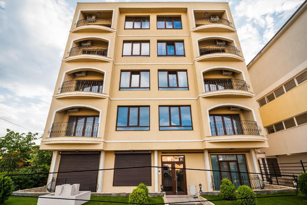 ein hohes Gebäude mit Balkonen darauf in der Unterkunft Cartagena Pen Mamaia NORD in Mamaia Nord – Năvodari