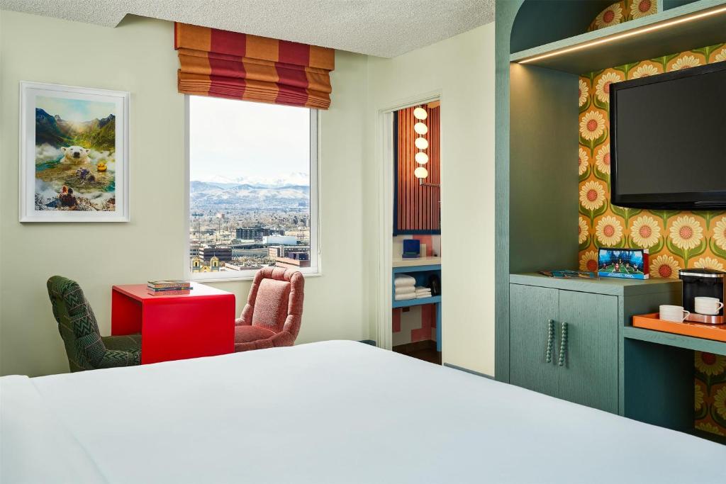 Postel nebo postele na pokoji v ubytování the Curtis Denver - A DoubleTree by Hilton Hotel