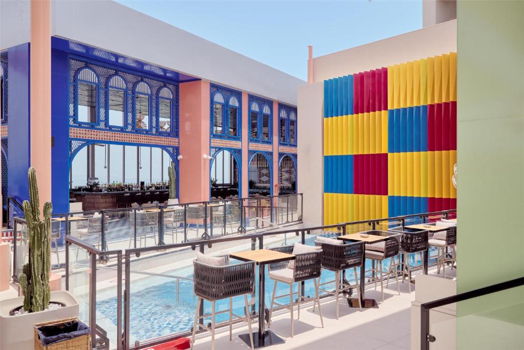 Bazén v ubytování DoubleTree by Hilton Doha Old Town nebo v jeho okolí