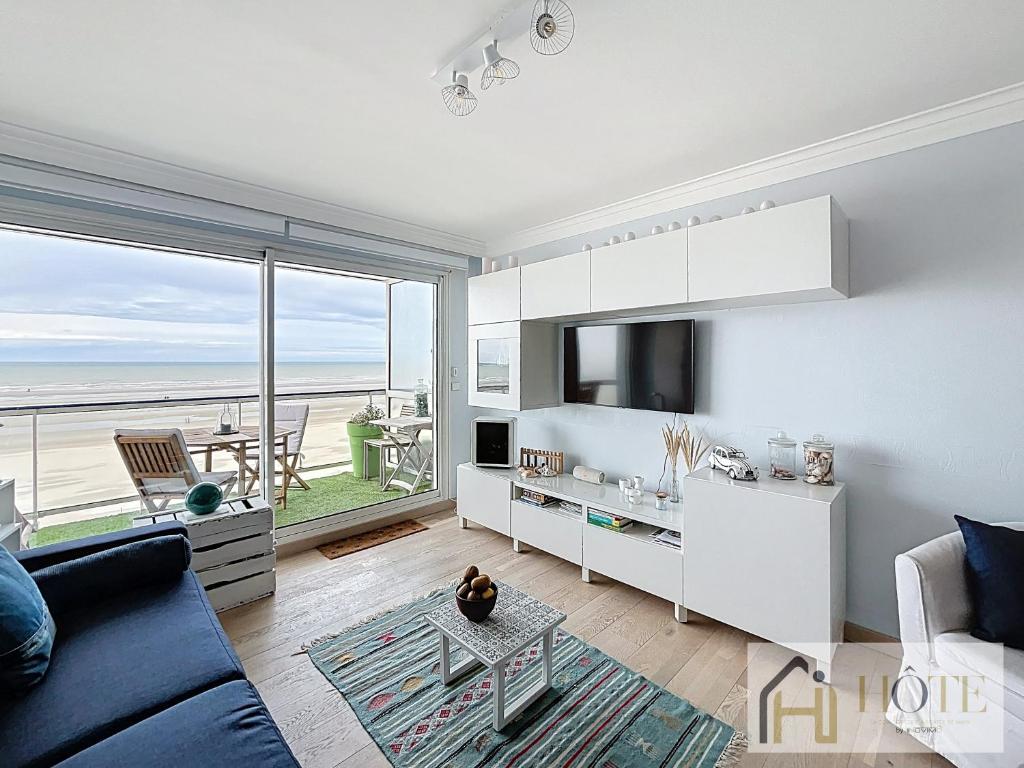 un salon avec vue sur l'océan dans l'établissement Doux Rivage- Studio Vue Mer, à Bray-Dunes