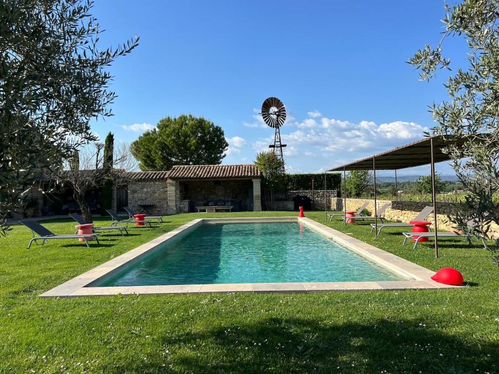 Bazén v ubytování Mas aux gourmandises nebo v jeho okolí