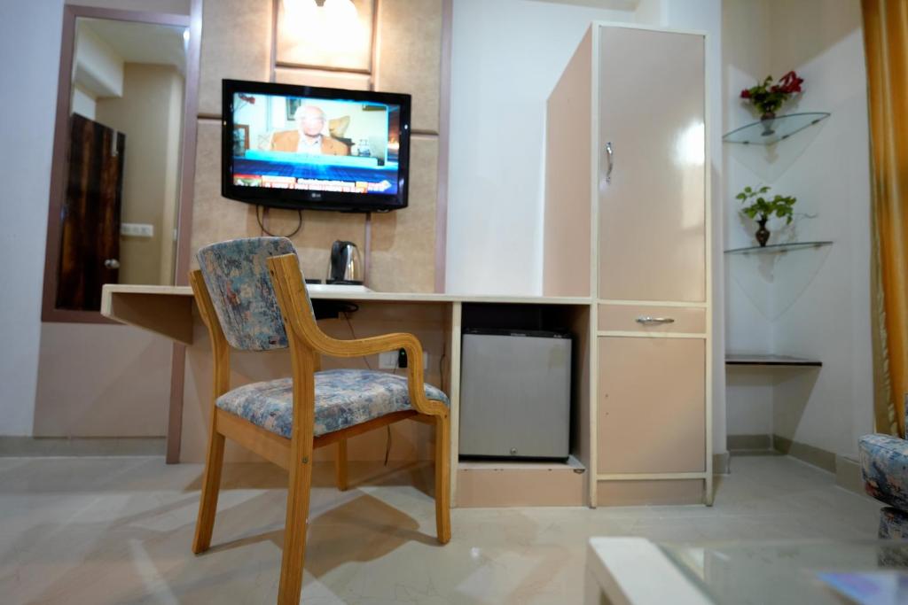 TV a/nebo společenská místnost v ubytování Hotel Oppera Delhi International Airport
