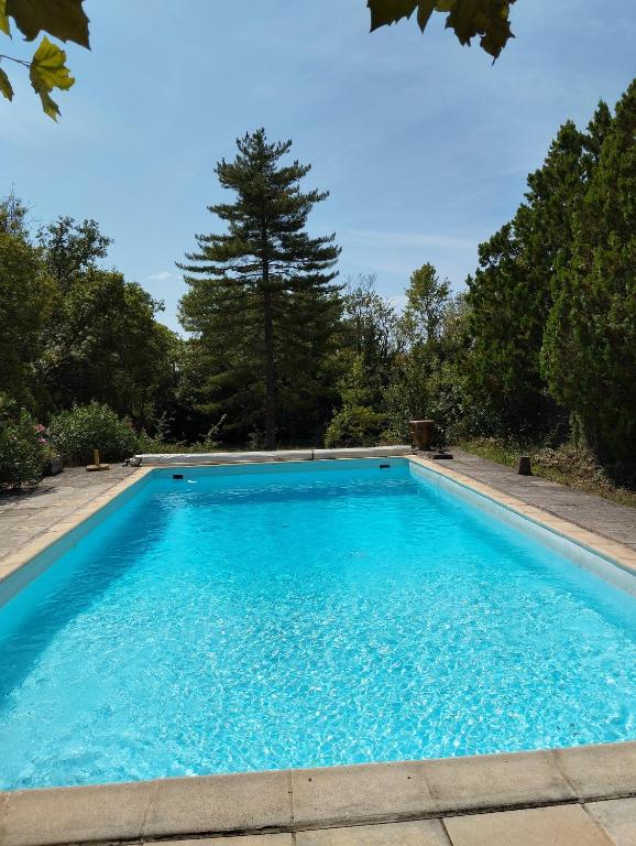 une grande piscine bleue dans une cour dans l'établissement Vacances en famille dans le Sud, à Rousson
