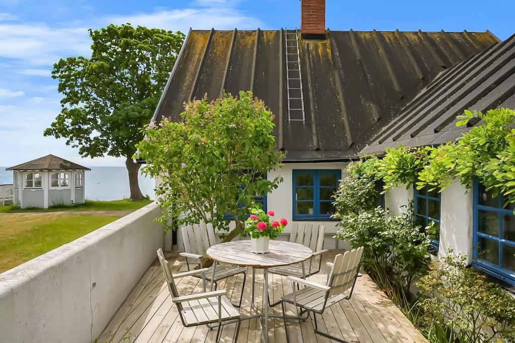 Billede fra billedgalleriet på Beachfront escape with eclectic dog-lover charm i Smygehamn