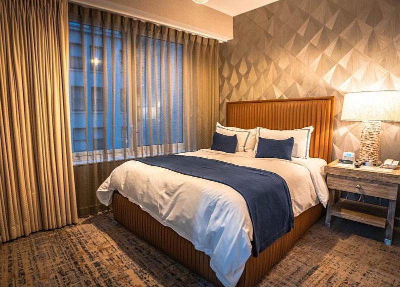 Postel nebo postele na pokoji v ubytování N Nirvana Hotel Yerevan