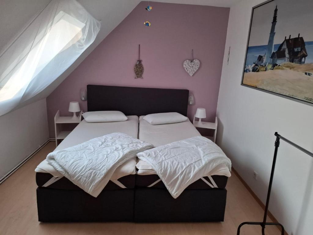 1 Schlafzimmer mit 2 Betten im Dachgeschoss in der Unterkunft Ferienwohnung Schmettau in Nordstrand