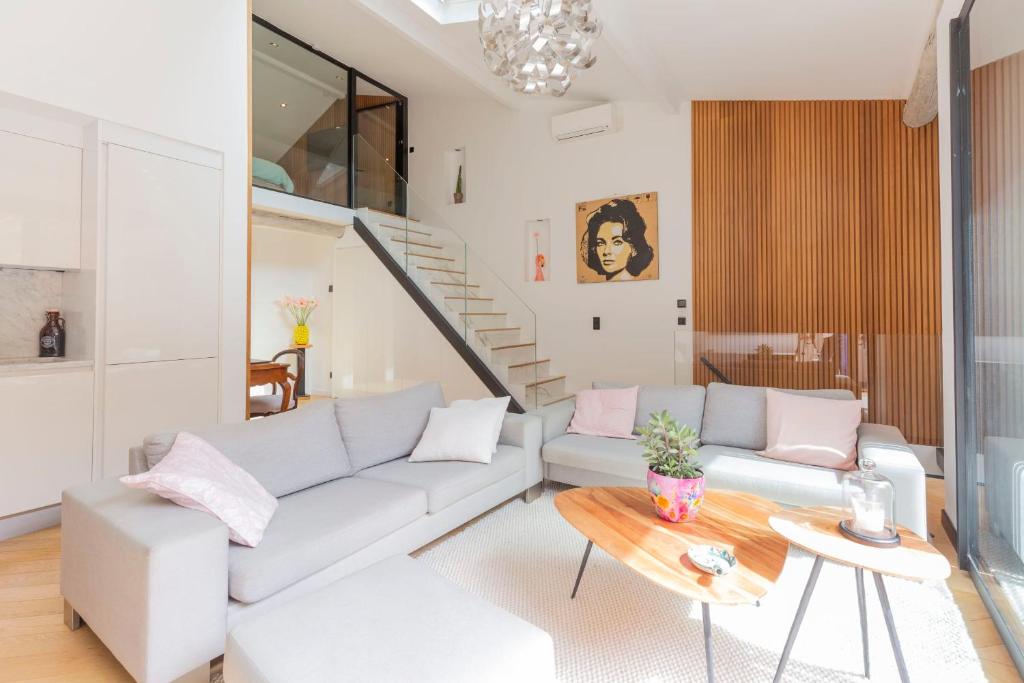 un salon avec un canapé et une table dans l'établissement Townhouse with terrace & parking in the heart of Old Antibes, à Antibes