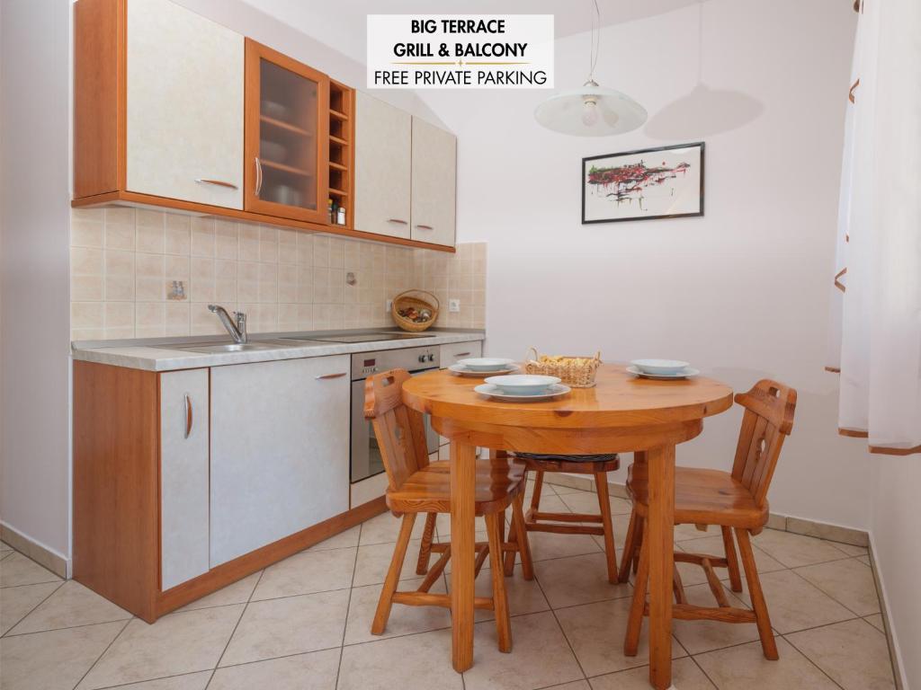 Kuchyň nebo kuchyňský kout v ubytování Apartments Šuster