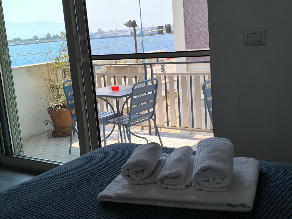 Balkón nebo terasa v ubytování Miti Dello Stretto B&B