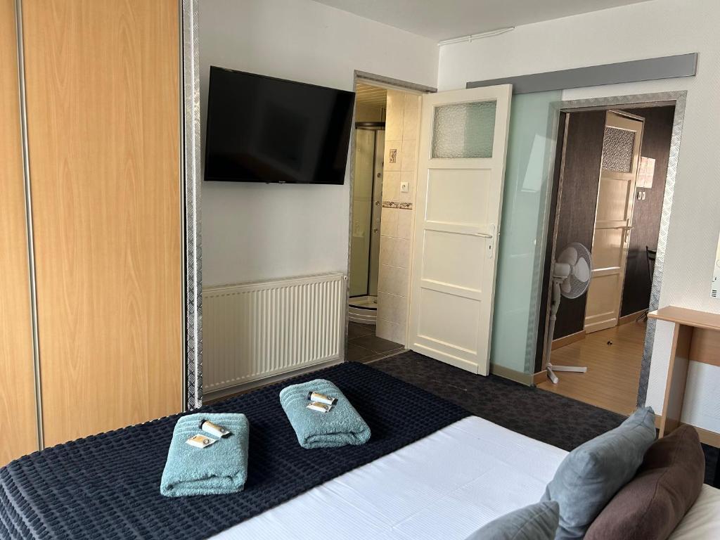 Hôtel et Appart 'hôtel Chez Gino ETAPLES-Le Touquet - Habitación Triple Económica