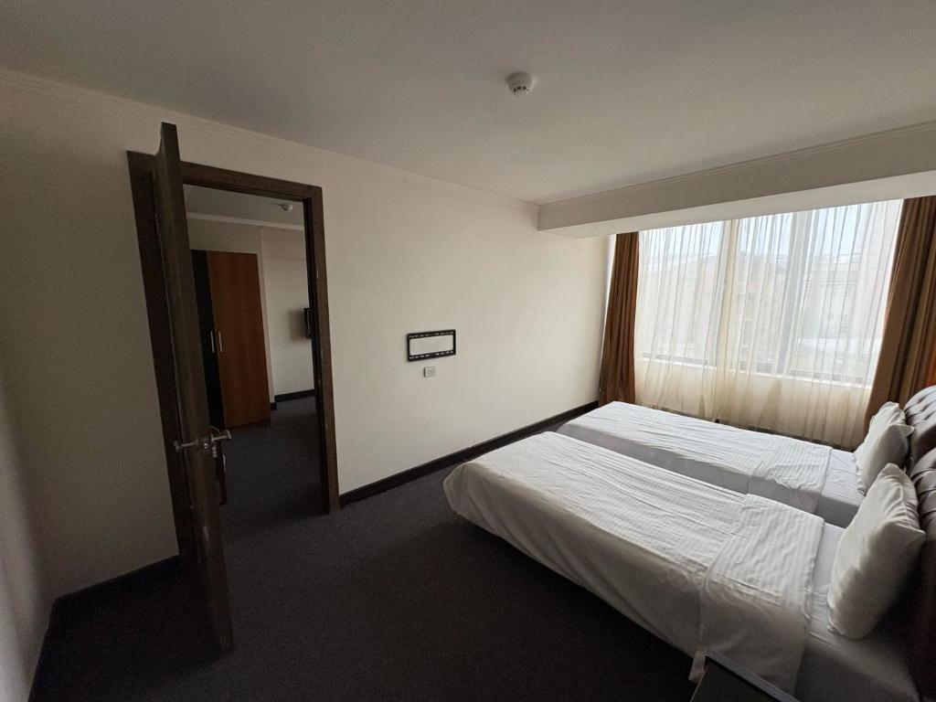 Postel nebo postele na pokoji v ubytování N Nirvana Hotel Yerevan