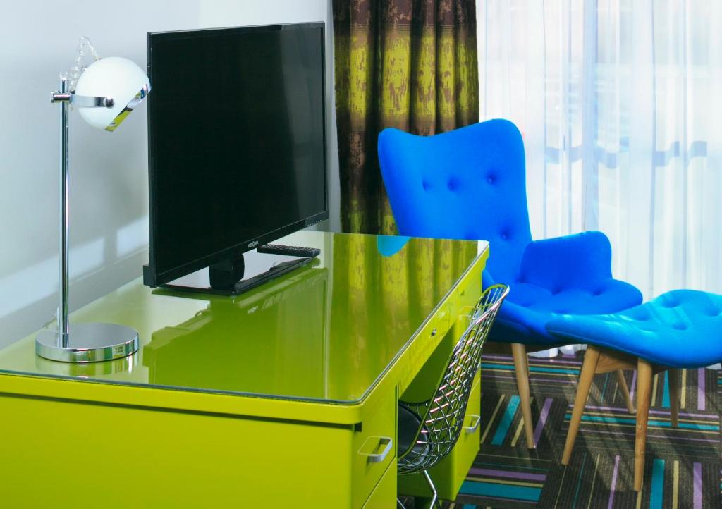 TV a/nebo společenská místnost v ubytování Hotel Zed Kelowna