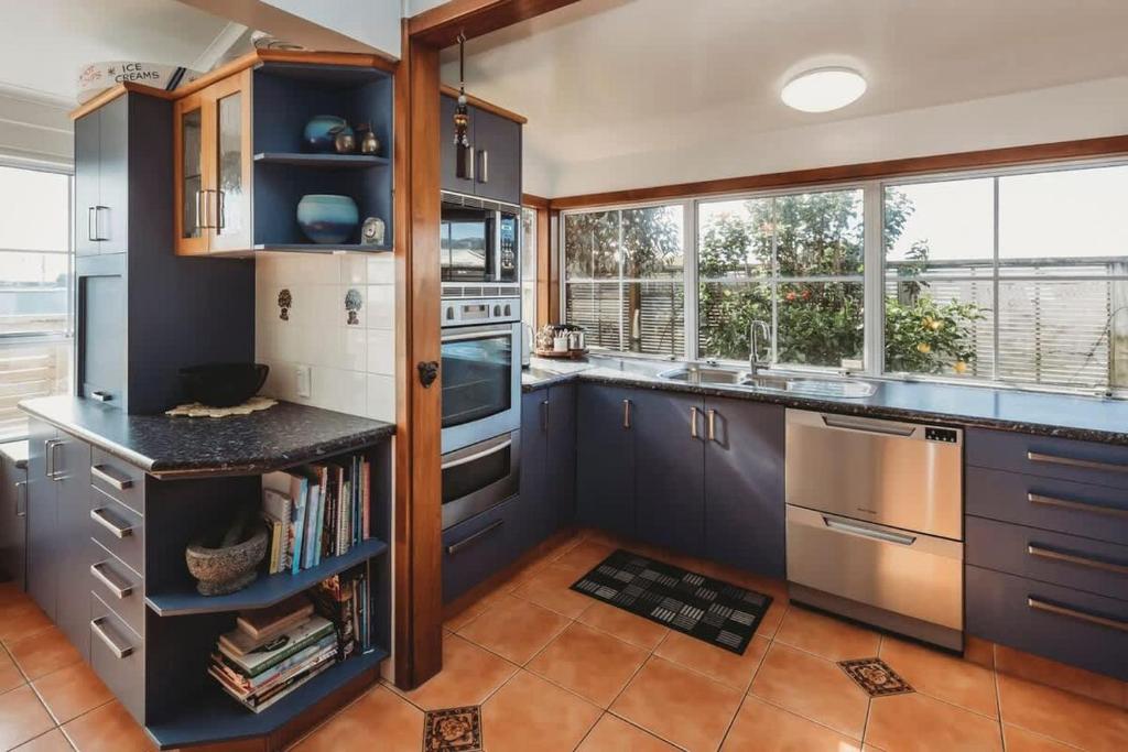 Kuchyň nebo kuchyňský kout v ubytování Timata Ora - 7BR family home in prime location