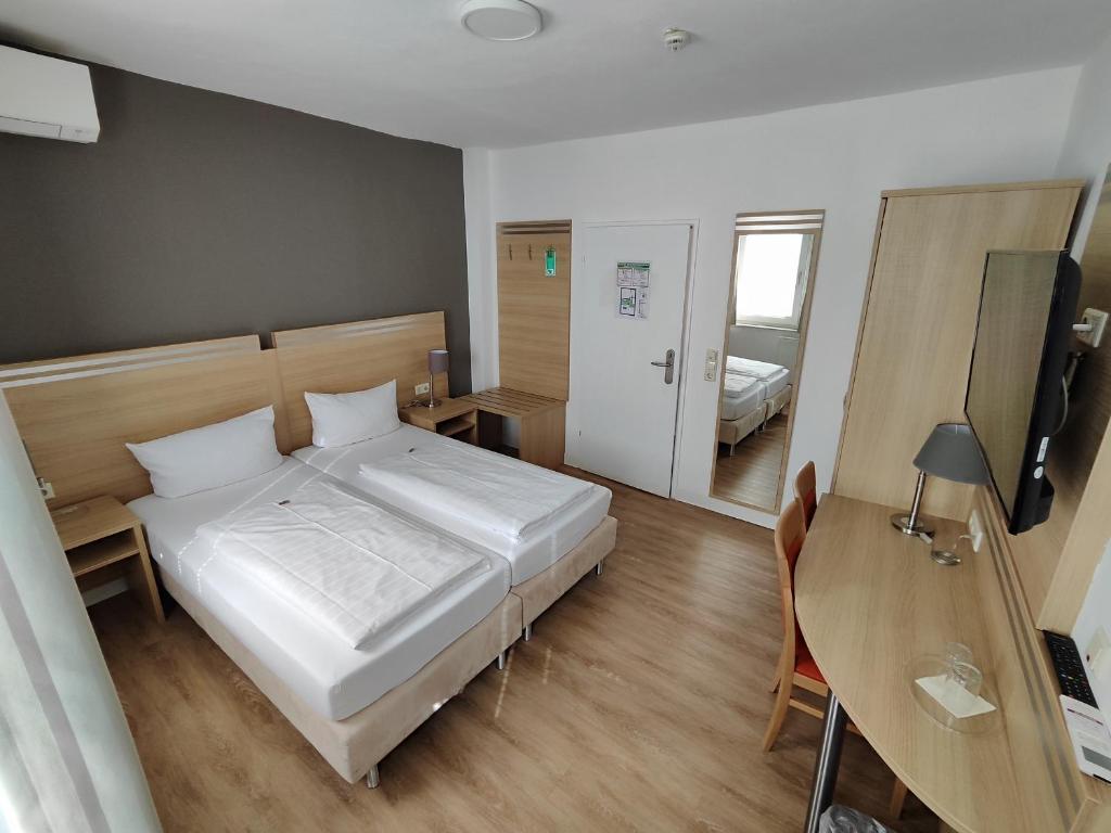 Postel nebo postele na pokoji v ubytování Hotel Altes Weinhaus