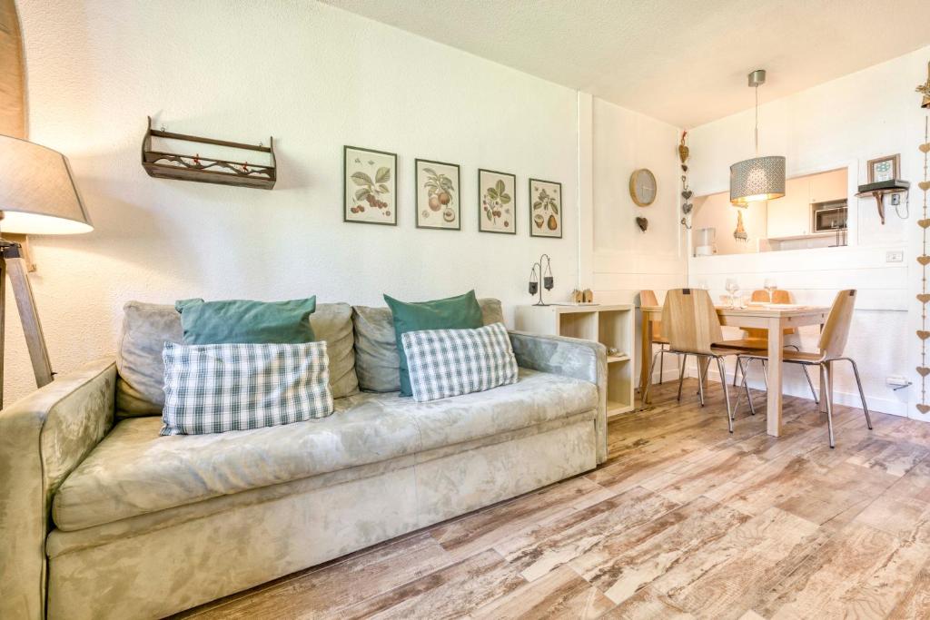 un salon avec un canapé et une table dans l'établissement Apartment Chamois Blanc 1 - Central Chamonix Haven, à Chamonix-Mont-Blanc