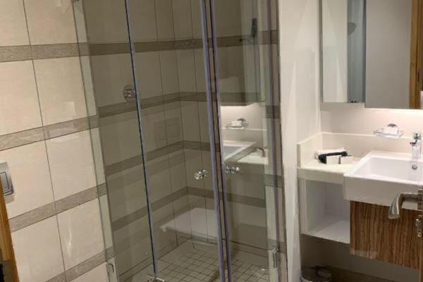 une salle de bain avec douche et lavabo dans l'établissement See You There Pearls of Umhlanga 6 Sleeper, à Durban