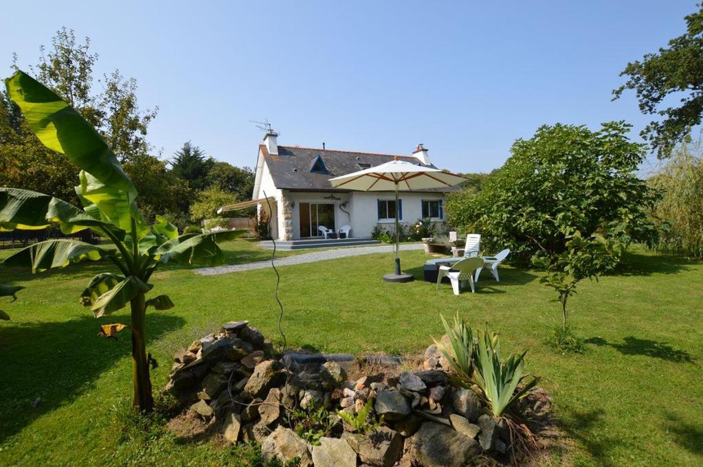 une maison avec une cour avec un tas de pierres dans l'établissement La Maison de vacances du Doux Verger à Saint Lunaire, à Saint-Lunaire