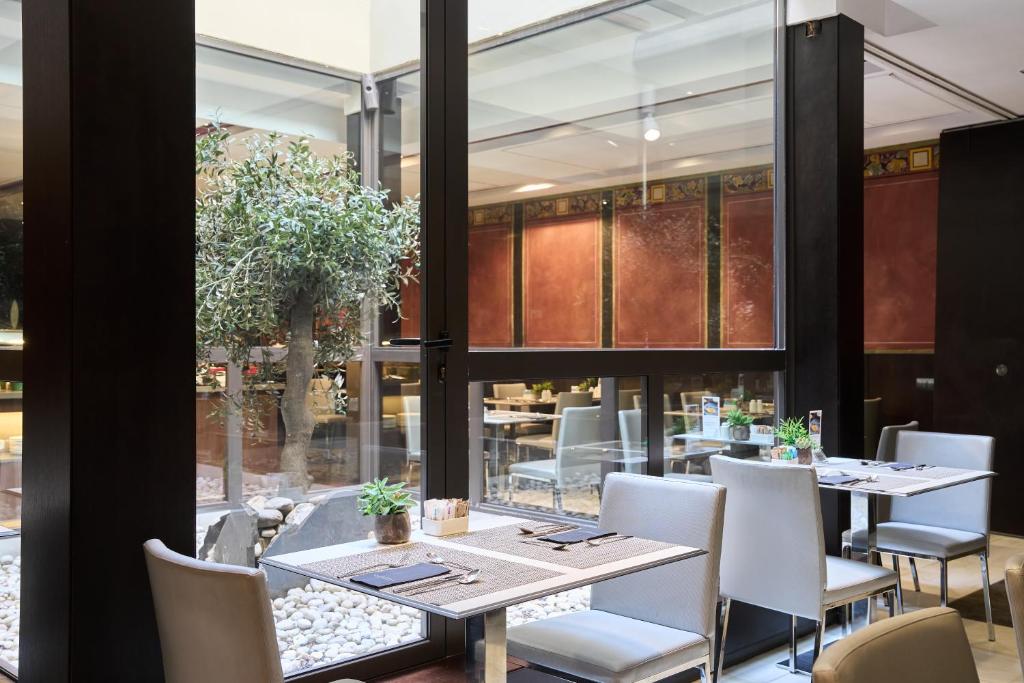 Reštaurácia alebo iné gastronomické zariadenie v ubytovaní Catalonia Port