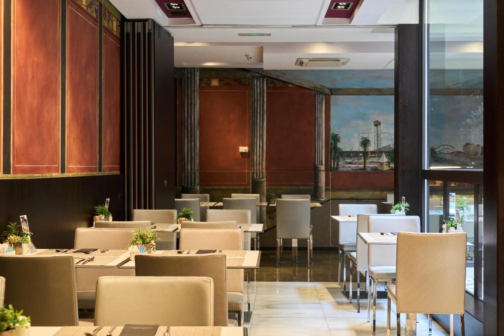 Reštaurácia alebo iné gastronomické zariadenie v ubytovaní Catalonia Port