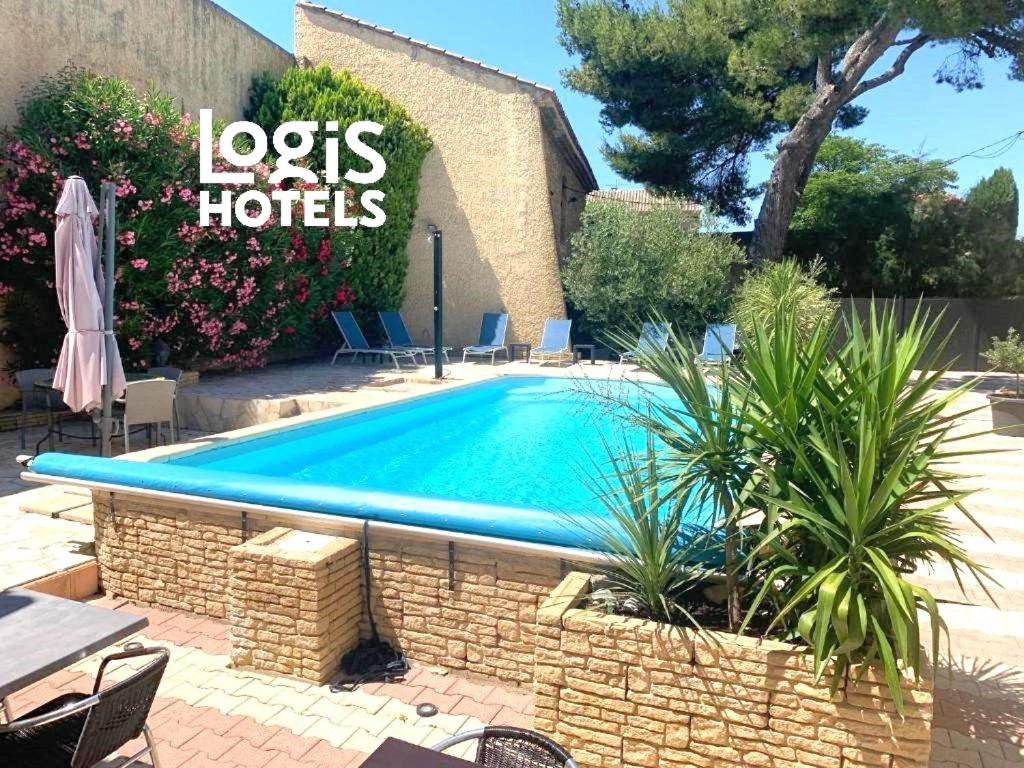 Bazén v ubytování Logis Hôtel La Bastide d'Entraigues nebo v jeho okolí