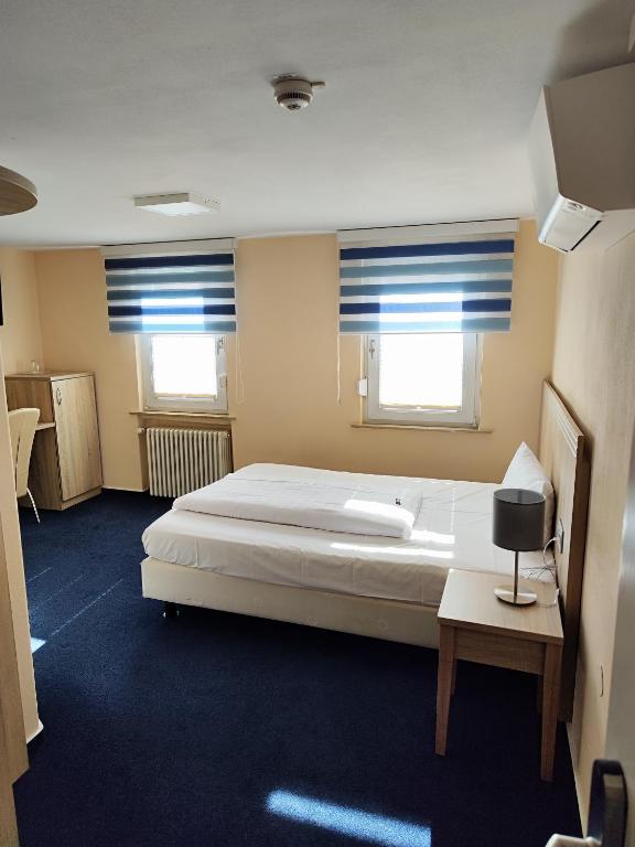 Postel nebo postele na pokoji v ubytování Hotel Altes Weinhaus