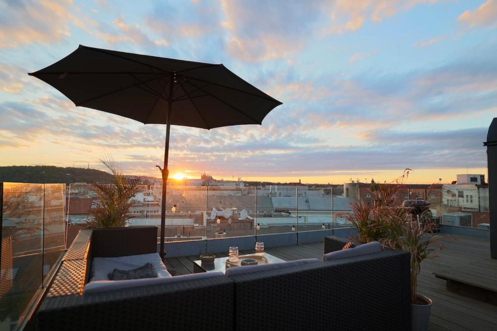Luxury Penthouse w/ HOT TUB & Amazing Roof Deck - Airbnb