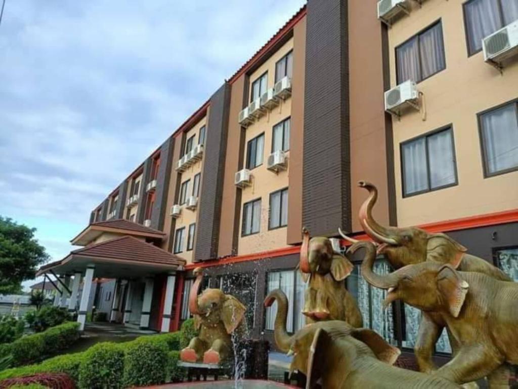 北标府PS Hotel Saraburi的建筑前的大象雕像