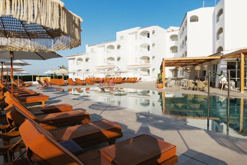 Swimmingpoolen hos eller tæt på Caramelo Marina Calan Bosch - Adults Only