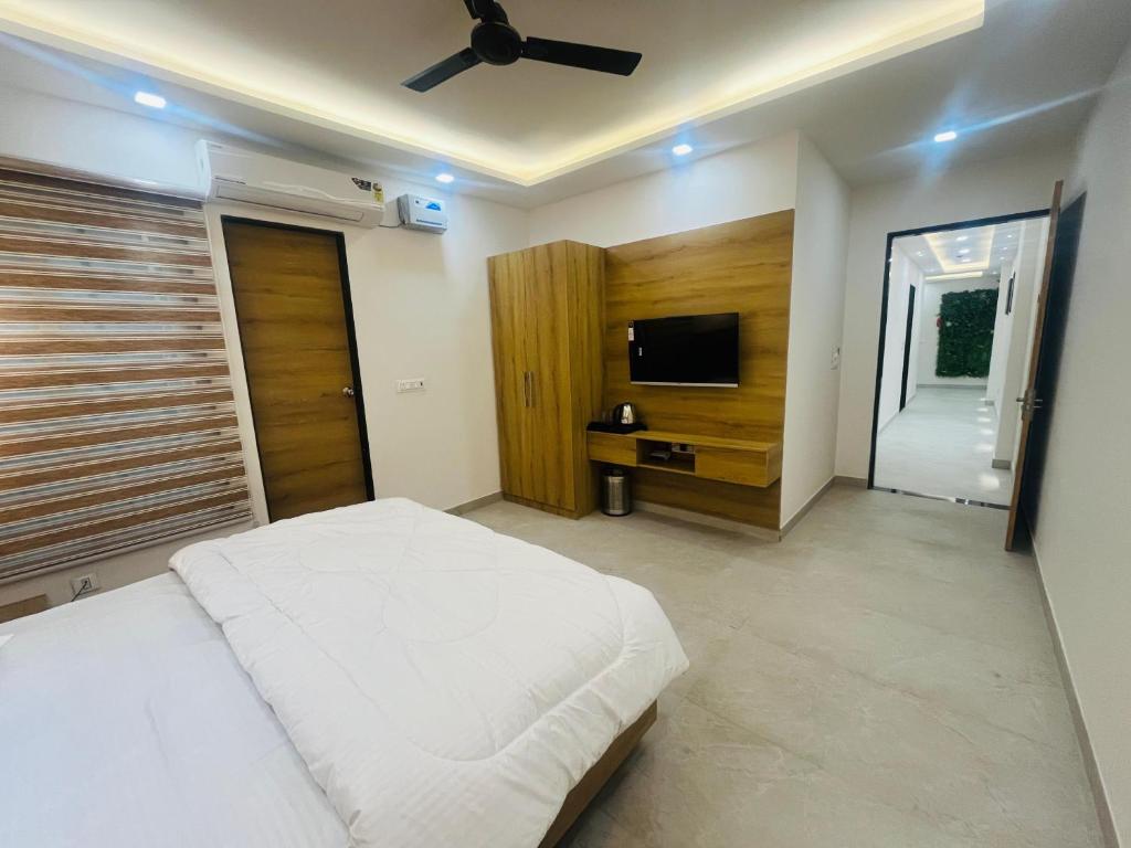 ein Schlafzimmer mit Bett und Flachbildfernseher in der Unterkunft Hotel sapphire in Jāmb