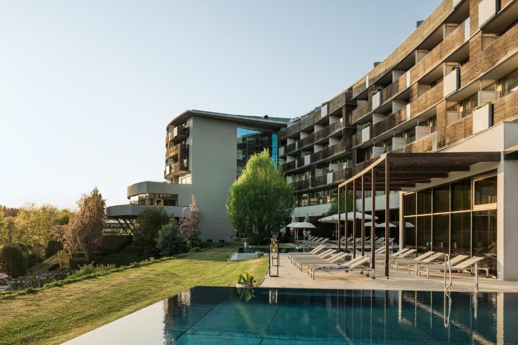 Bazén v ubytování Falkensteiner Balance Resort Stegersbach - Adults only nebo v jeho okolí