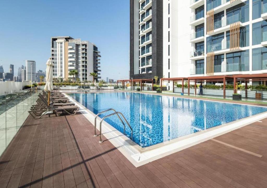 Bazén v ubytování Bespoke Holiday Homes - Studio with Modern Amenities in Azizi Riviera nebo v jeho okolí
