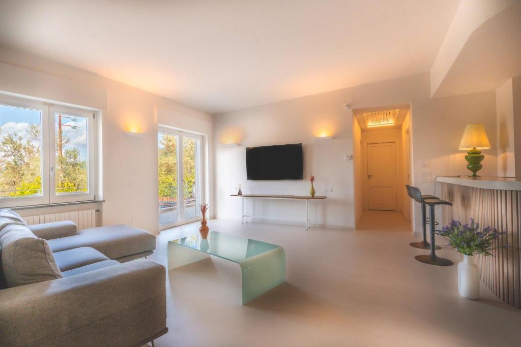 un salon avec un canapé et une table dans l'établissement Villa Milena Modern Elegance Views and Guest Services by Feeling Italy, à Sorrente