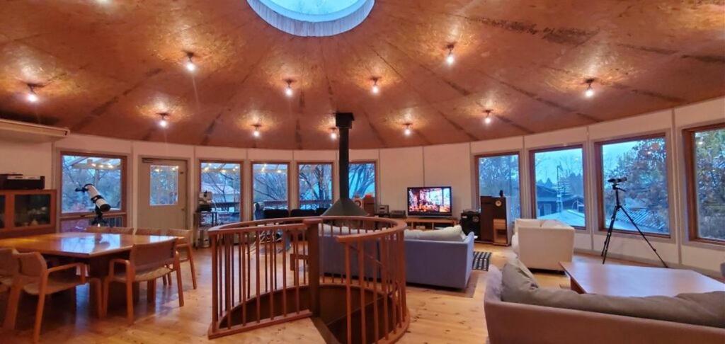 Χώρος καθιστικού στο マキノ山荘 貸別荘 アメリカンロッジ