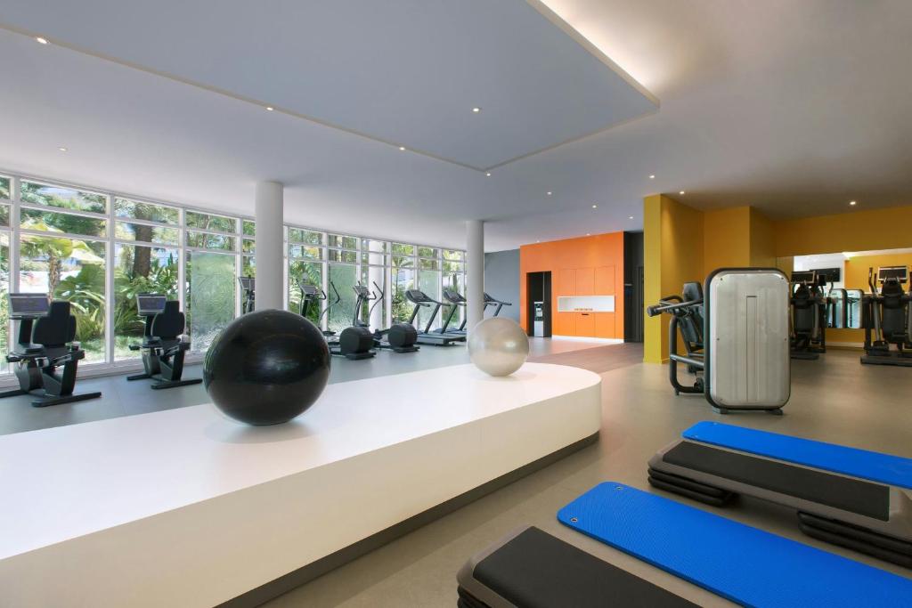 una palestra con tapis roulant e attrezzature per il fitness di Le Méridien Nouméa Resort & Spa a Noumea