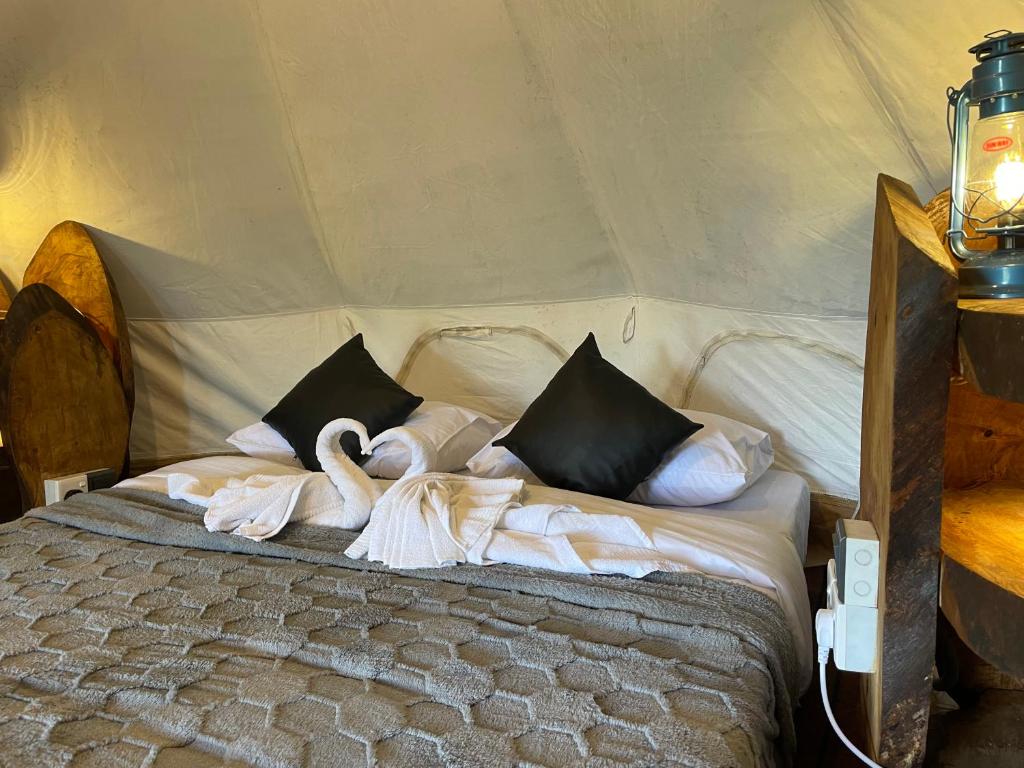 Postel nebo postele na pokoji v ubytování Ella Heaven View Glamping Tent