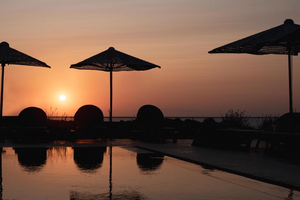 Východ nebo západ slunce při pohledu z hotelu nebo okolí