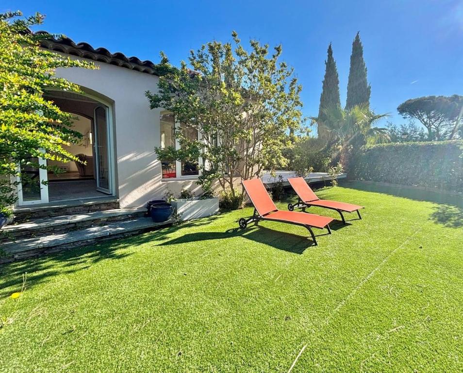 deux chaises assises sur l'herbe dans une cour dans l'établissement fontanella, à Sainte-Maxime