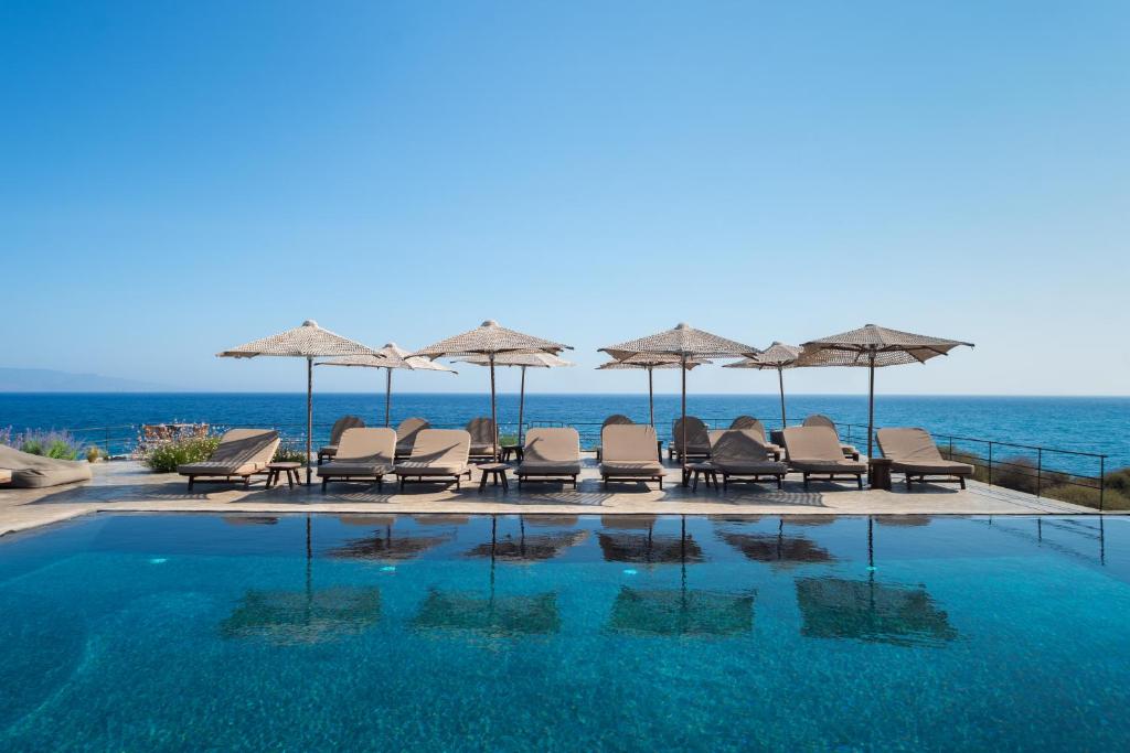 Bazén v ubytování Colombos Beachfront nebo v jeho okolí