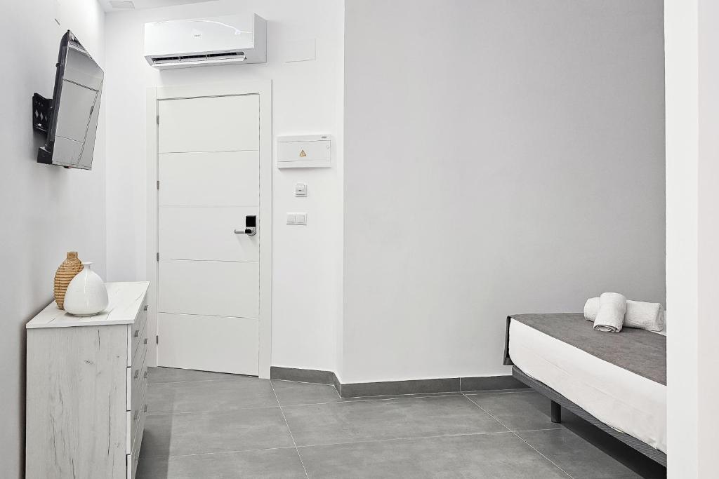 Postel nebo postele na pokoji v ubytování Ro's Lil Suites San Juan Alicante