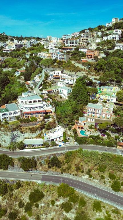 Nespecifikovaný výhled na destinaci Ischia nebo výhled na město při pohledu z hotelu