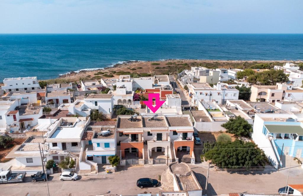 een luchtfoto van een stad aan de oceaan bij Melograno2 in Torre San Giovanni Ugento