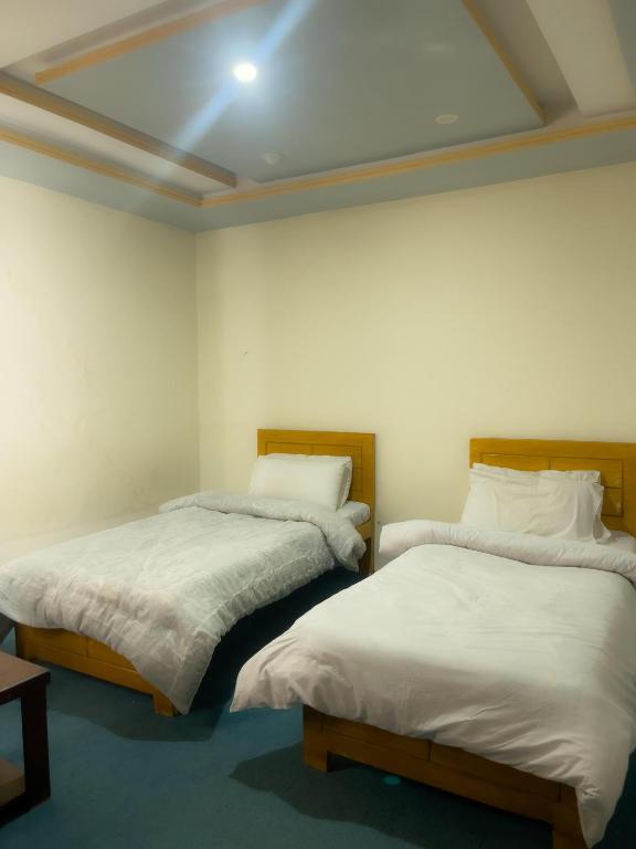 Postel nebo postele na pokoji v ubytování Skardu lucky palace hotel