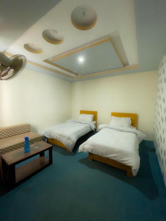 Postel nebo postele na pokoji v ubytování Skardu lucky palace hotel
