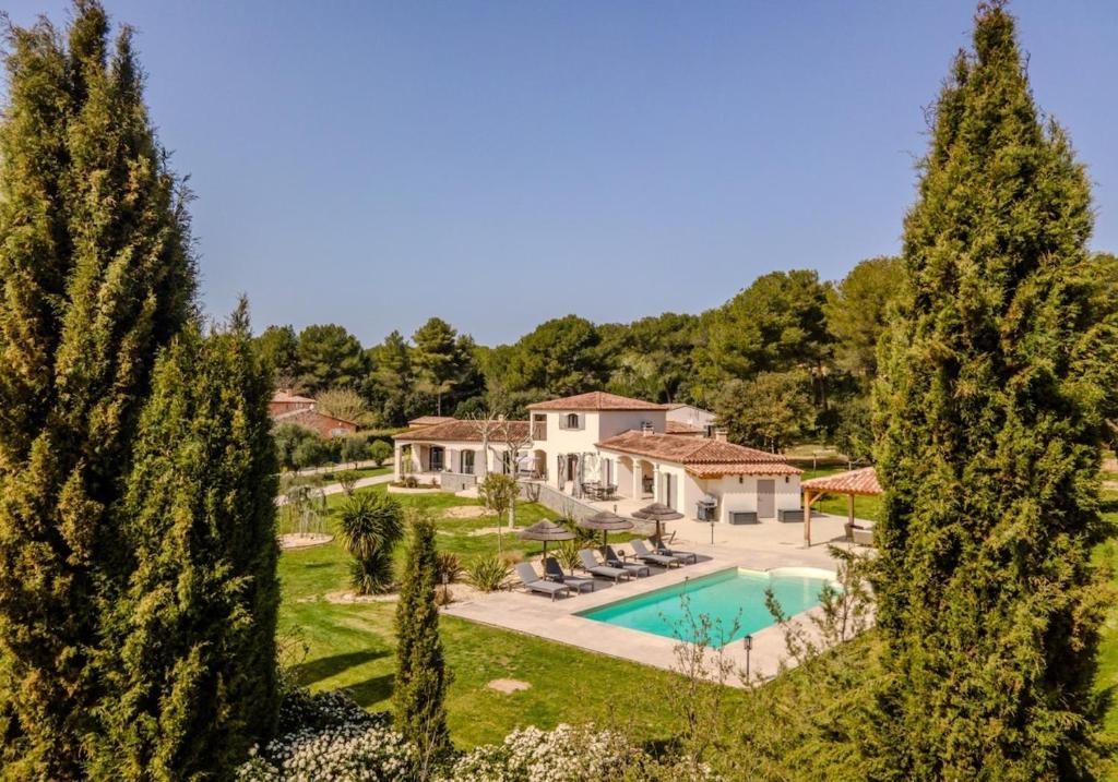 une vue aérienne d'une maison avec piscine et arbres dans l'établissement Villa Avanaelle, à Lambesc