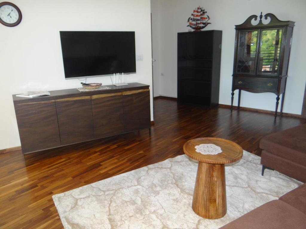 TV a/nebo společenská místnost v ubytování Sky Hotel