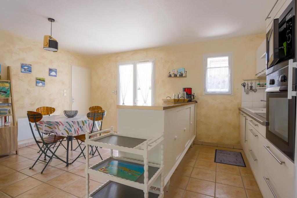 Kuchyň nebo kuchyňský kout v ubytování Maison conviviale près du Chateau