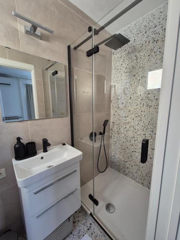 Koupelna v ubytování La La Lalic house