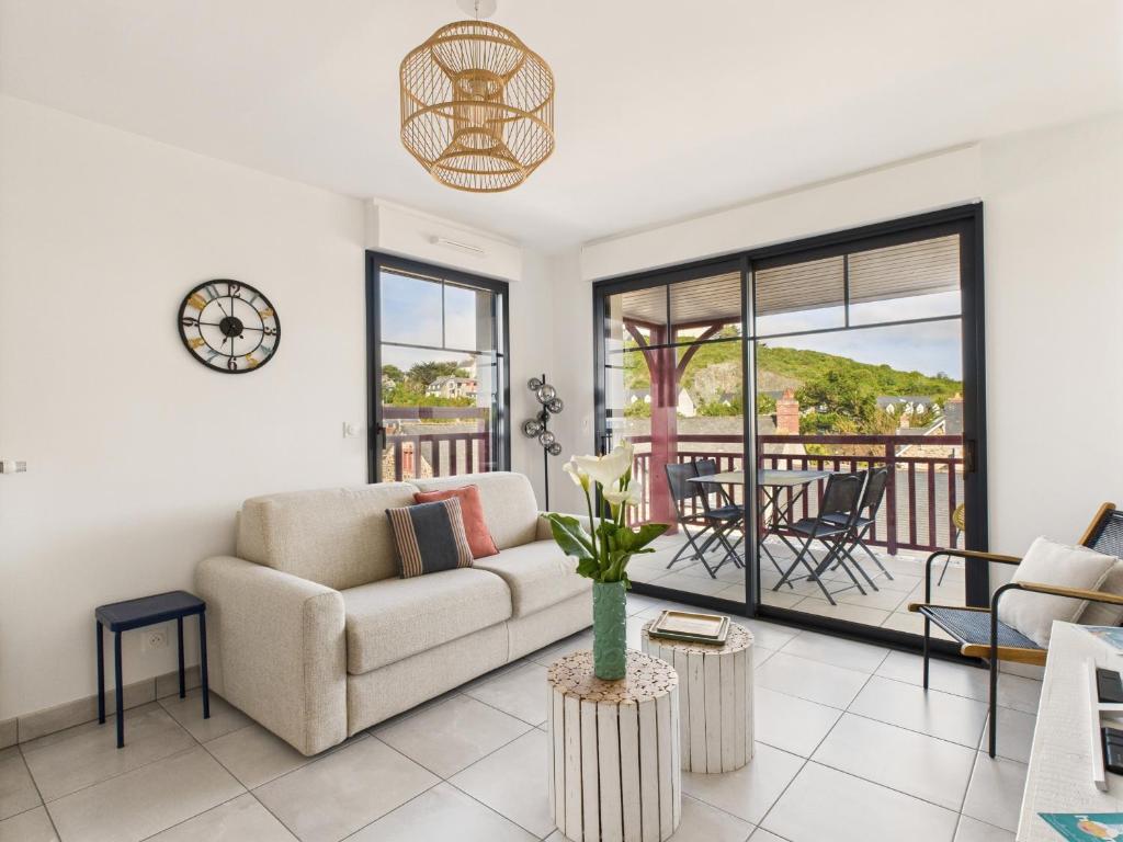 d'un salon avec un canapé et un balcon. dans l'établissement Appartement pour 6, plage de Pléneuf Val André, à Pléneuf-Val-André